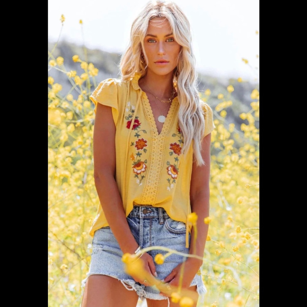 💛 Embroidery detail, tassel neckline top/flutter sleeve